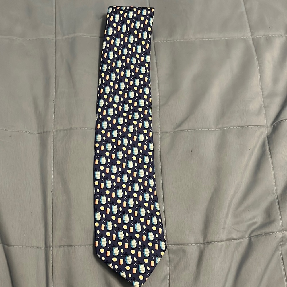 Vineyard vines kegs and eggs tie
